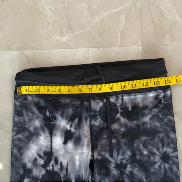 Danskin Leggings Size Medium Black Gray Tie Dye Fitted Cropped Capri Comfy Soft - Picture 4 of 7